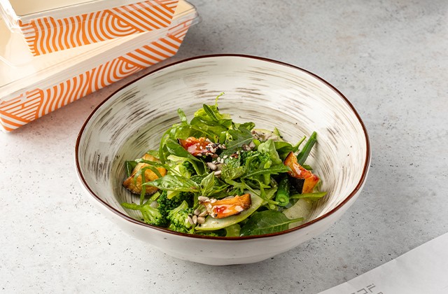 Зеленый салат с баклажанами