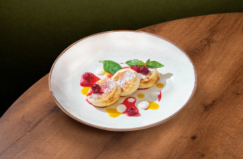 Сырники с вишней и соусом манго