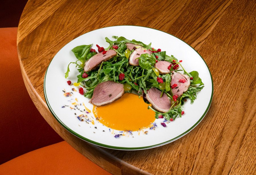 Салат с уткой, виноградом и манговым соусом