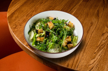 Зеленый салат с баклажанами