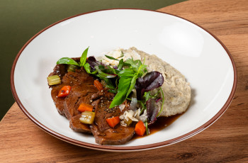 Щёчки телёнка с трюфельным пюре